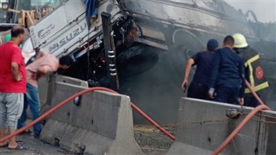 اشتعال سيارتين نقل بعد تصادمهما وإصابة شخصين أعلى الطريق الإقليمي بالقليوبية