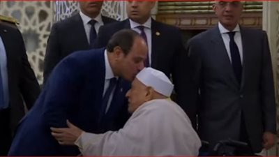 لحظات مليئة بالاحترام والتقدير.. الرئيس السيسي كان حريصًا على تقبيل رأس الدكتور أحمد عمر هاشم في معظم المقابلات
