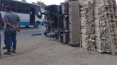 انقلاب سيارة محملة بالخشب بطريق كفر علوان بطوخ دون خسائر بشرية