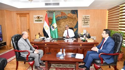 محافظ الفيوم يناقش آليات توفير القدرات الكهربائية لتشغيل عدد من المشروعات بدمو