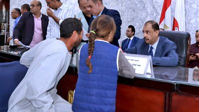 محافظ سوهاج يعقد اللقاء الجماهيري الأسبوعي للاستماع إلى شكاوى وطلبات المواطنين