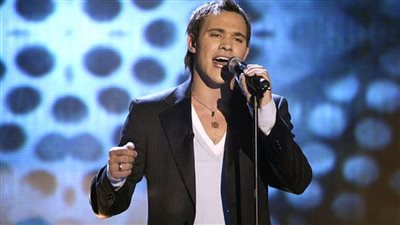 مبلغ يعادل 26 ألف جنيه مصري.. تغريم نجم البوب العالمي ويل يونج لاستخدامه الهاتف خلال قيادته 