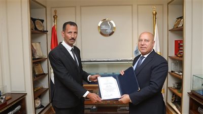 أول تعليق من سائق أتوبيس بعد رده حقيبة مليئة بالدولارات: دي أمانة وعمري ما هقبل الحرام على ولادي│ خاص