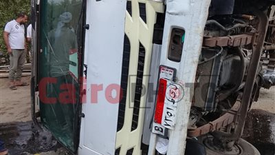 عودة الحركة المرورية لطبيعتها بطريق كفر علوان بعد انقلاب سيارة نقل محملة بالأخشاب بطوخ