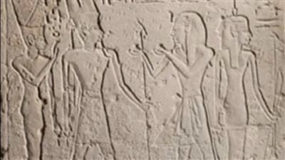 طولها أكثر من متر.. تفاصيل اكتشاف لوحة أثرية من عهد الملك رمسيس الثالث خلف معابد الكرنك | خاص