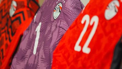 منتخب مصر يواجه جيبوتي بالقميص الأحمر والشورت الأبيض 