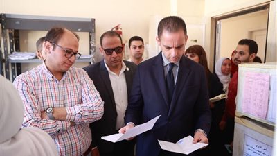 نائب وزير الصحة يفاجئ مستشفى قطور بالغربية ويُعفي مديرة الصيدلة ويحيل المتغيبين للتحقيق
