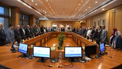 مجلس جامعة حلوان يستهل جلسته بالوقوف دقيقة حدادًا على روح ياسر صقر رئيس الجامعة الأسبق 