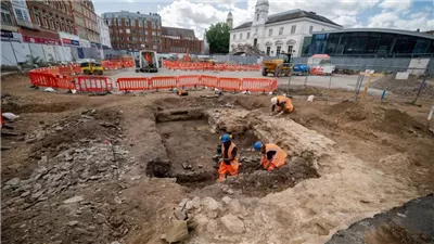 علماء آثار يكتشفون زنزانة وحشية أسفل سوق بريطانية شهيرة.. ما القصة؟