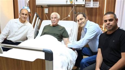 جمال وعلاء مبارك يزوران حسن شحاتة للاطمئنان على صحته