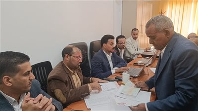 لجنة محكمة البحر الأحمر تتلقى طلبات المرشحين لمجلس النواب| صور