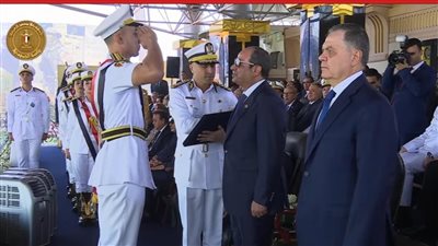 السيسي يمنح أوائل خريجي كليتي الشرطة والدراسات العليا ومركز بحوث الشرطة نوط الامتياز من الطبقة الثانية