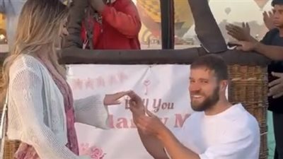 هل تتزوجيني؟.. سائح إنجليزي يفاجئ حبيبته بطلب الزواج خلال تحليقهما على متن البالون الطائر في الأقصر