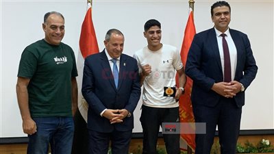 محافظ بورسعيد يكرم كريم الريس بطل إفريقيا بـ الكيك بوكسنج: فخر للمحافظة والرياضة المصرية| صور 