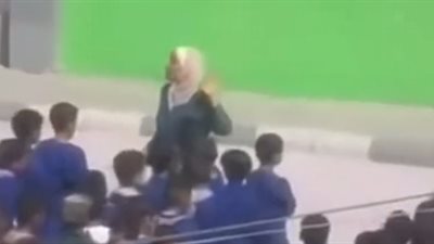 غضب في سوريا بعد انتشار فيديو لمديرة مدرسة تعنف الطلاب بالطابور الصباحي