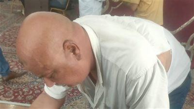 القميص شبك في المسمار.. مرشح يوضح حقيقة تمزق قميصه خلال تقديم أوراق ترشحه لانتخابات النواب بالبحيرة