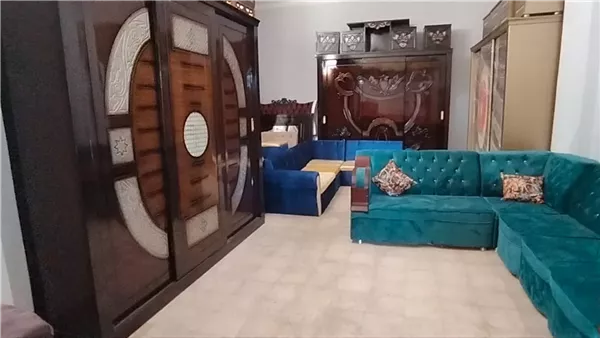 بعض الأثاث المعروضة