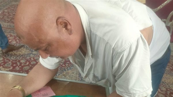 تمزيق قميص مرشح خلال