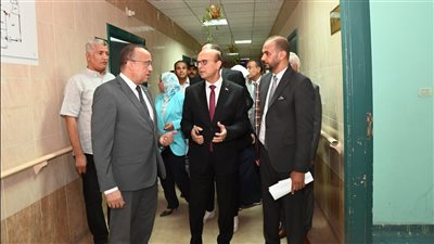 رئيس جامعة أسيوط يتفقد سير العمل ومستوى الخدمات الطبية بالمستشفى الجامعي