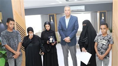 محافظ أسوان يكرم أسرتي عاملين بمياه الشرب ومشروع النظافة توفيا خلال عملهما