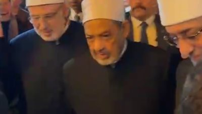 شيخ الأزهر يتقدّم المعزين في عزاء الدكتور أحمد عمر هاشم.. حضور لافت وزحام لحظة وصوله