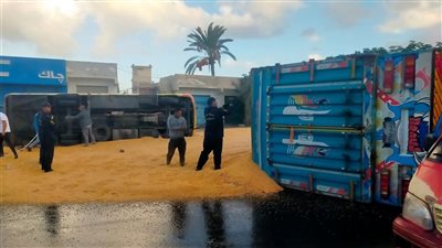 التريلا اتقلبت.. إصابة 5 أشخاص في حادث تصادم أتوبيس مع سيارة نقل ثقيل بالإسكندرية