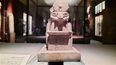 تمثال نادر لرمسيس الثاني يجسد العلاقة المقدسة بين الملك والمعبود آمون بالمتحف المصري | صور