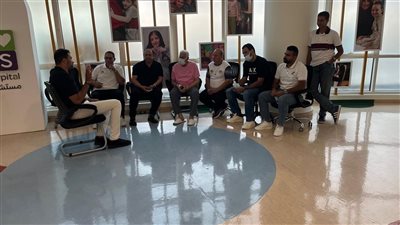 أيمن ممدوح عباس يزور حسن شحاتة في المستشفى بحضور عدد من نجوم الكرة السابقين