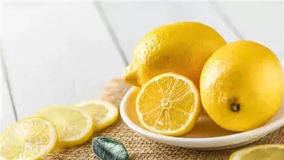 6 فوائد مذهلة لتناول الليمون يوميًا لصحة الجسم والبشرة .. تعرف على التفاصيل