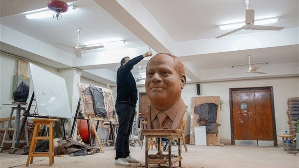 أستاذ نحت يصمم تمثال