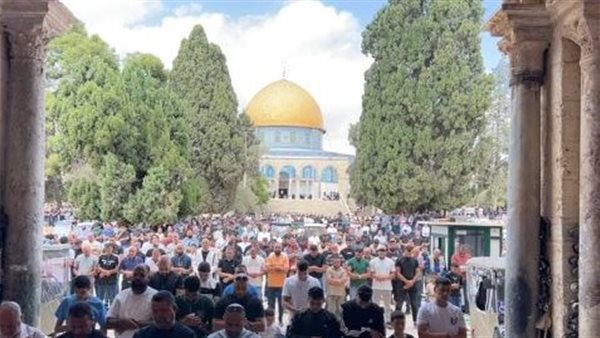 عشرات الآلاف يؤدون