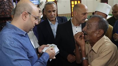 محافظ بني سويف يستمع لمطالب المواطنين عقب صلاة الجمعة بمسجد عمر بن عبد العزيز ويوجه بحلول عاجلة