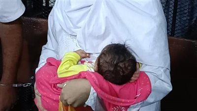 الحقوني ابني بيموت.. سيدة تغافل الطاقم الطبي بمستشفى في المنوفية وتترك رضيعًا وتهرب