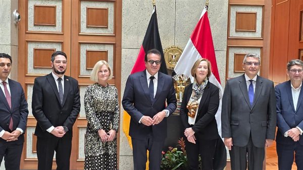  وزير الصحة مع منظمة