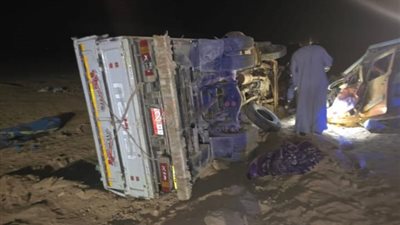 5 جثامين ومصابة.. الدفاع المدني يحاول انتشال ضحايا حادث تصادم سيارتين في قنا