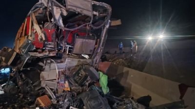 مصرع 4 أشخاص وإصابة 12 آخرين في تصادم أتوبيس بسيارة نقل بطريق الجلالة بالسويس