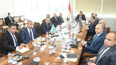 وزير الإسكان يعقد اجتماعًا لبحث ملف تشغيل مشروع حدائق تلال الفسطاط