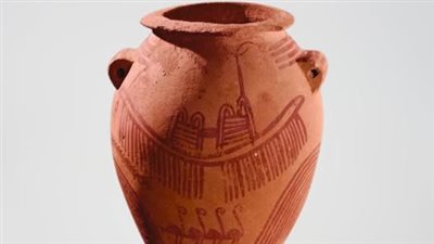 إناءً فخاري ملون يعود لعصر ما قبل الأسرات.. قطعة نادرة بالمتحف المصري تُبرز براعة المصري القديم في الفن