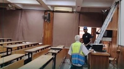 كلية التجارة بجامعة عين شمس تُحدِّث بنيتها التحتية التكنولوجية بالقاعات الدراسية ومدرجات الكلية