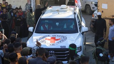 تقارير: الصليب الأحمر في طريقه إلى نقطة أخرى بغزة لاستلام الدفعة الثانية من المحتجزين