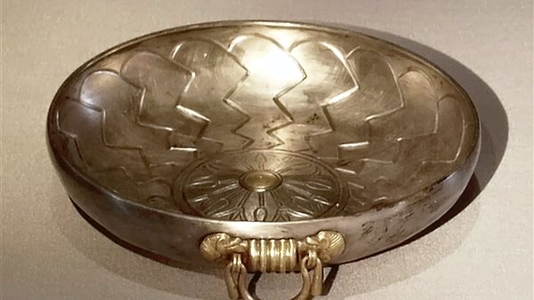 تحفة فضية من عصر