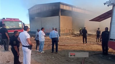السيطرة على حريق داخل مصنع فايبر في قرية سنديون بالقليوبية دون إصابات