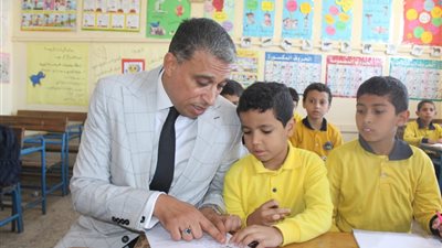 وكيل تعليم الجيزة في جولة ميدانية بكرداسة والعجوزة: تسليم التابلت للطلاب خلال 24 ساعة