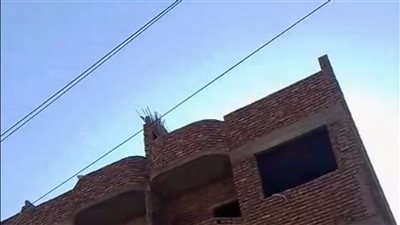 أهالي نجع الطويل بالكرنك يطالبون بنقل خطوط الضغط العالي بعيدًا عن منازلهم: خطر على السكان