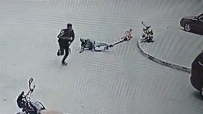 في عز النهار.. تفاصيل سرقة مُسن على يد آخرين وسط الشارع بمنطقة بدر