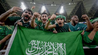 صفارات وتوحيد الزي.. جماهير السعودية تطبق طريقة التشجيع اللاتيني لتشتيت تركيز لاعبي العراق