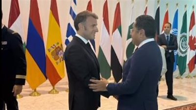خالد أبو بكر يصافح الرئيس الفرنسي ماكرون في لقاء ودي خلال قمة شرم الشيخ للسلام
