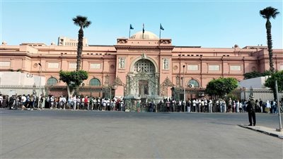 إقبال كبير من السائحين على زيارة المتحف المصري بالتحرير | صور