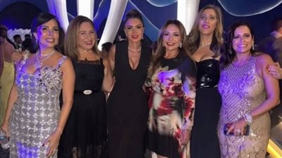 بينهم ليلى علوي ورانيا يوسف وزوجها.. لقطات من احتفال نجلاء بدر بعيد ميلادها بحضور باقة من النجوم |صور