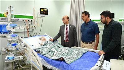 رئيس جامعة أسيوط يتفقد الحالة الصحية للأطفال المصابين في حادث قرية منقباد